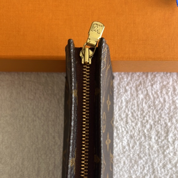 Louis Vuitton Monogram Toiletry 19 Pouch - Picture 5 of 15